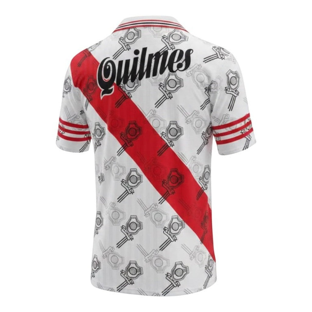 Hinchas Sportswear Store River Plate 1995 retro white jersey with red sash, all-over crest pattern, and Quilmes sponsor.