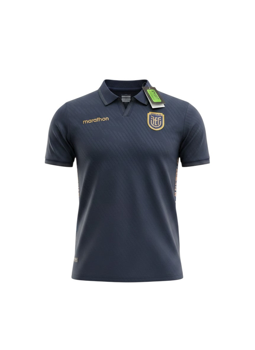 Camiseta de fútbol oficial de Ecuador 2026 de Marathon en azul marino con detalles dorados y cuello tipo polo.