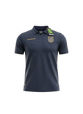 Camiseta de fútbol oficial de Ecuador 2026 de Marathon en azul marino con detalles dorados y cuello tipo polo.