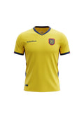Camiseta de fútbol amarilla de Marathon Sports para Ecuador 2026 con cuello y puños azul marino y detalles gráficos en las mangas.