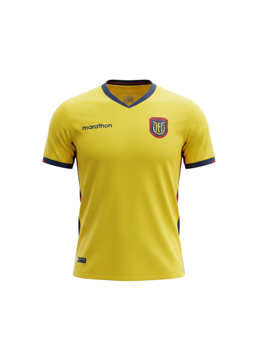 Camiseta de fútbol amarilla de Marathon Sports para Ecuador 2026 con cuello y puños azul marino y detalles gráficos en las mangas.
